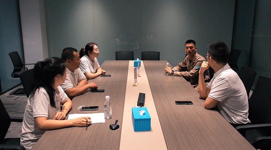 一身荣光、载誉归来！龙8国际储能热烈欢迎受阅预备役方队于凡同志归队